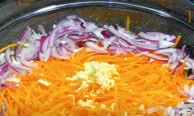 Соединяем соленые огурцы и морковь по-корейски. Минутный салат на каждый день: продукты обычные, но вкус полностью новый