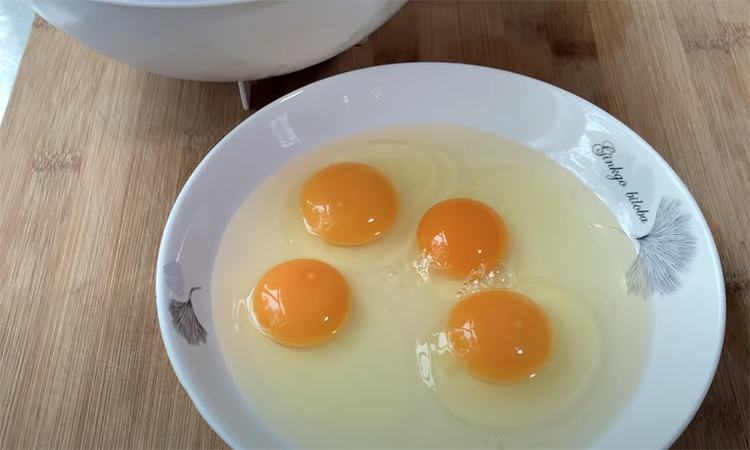 Закрытая яичница с желтком в мешочке: готовится ровно 6,5 минут. Можно есть как обычно, но лучше класть на бутерброды