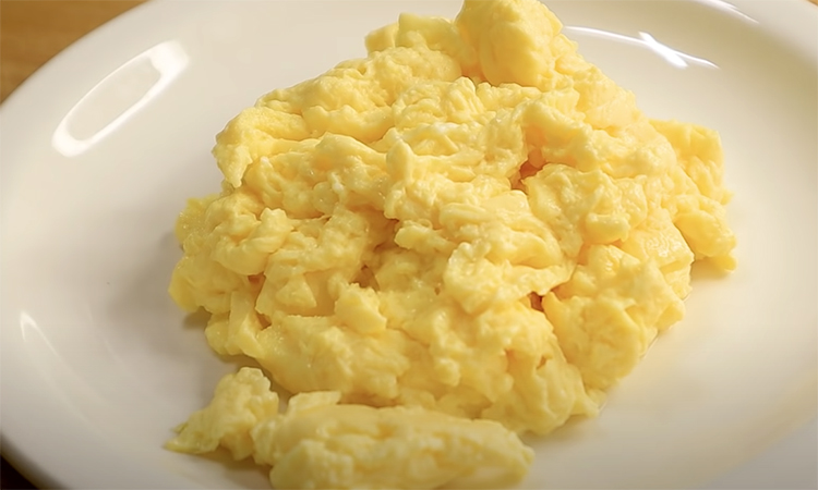 В Японии омлет не готовят на сковороде, а выливают яйца в кипящую воду. Рецепт без привкуса жира и масла