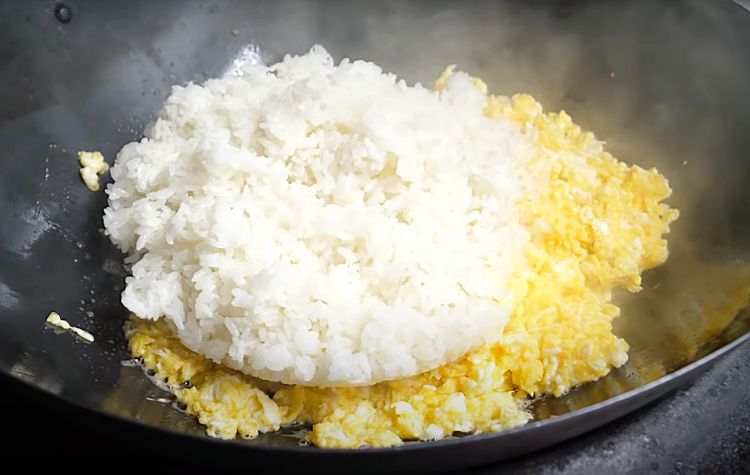 Отправляем вареный рис прямо в яичницу. Одно изменение превратило скучный гарнир в самое желанное блюдо на столе