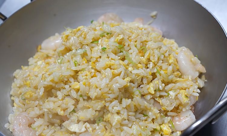 Отправляем вареный рис прямо в яичницу. Одно изменение превратило скучный гарнир в самое желанное блюдо на столе