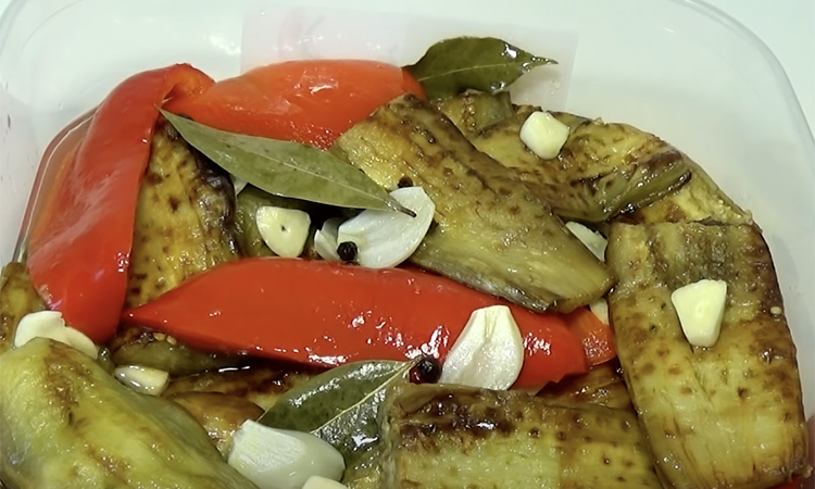 Маринованные баклажаны с помидорами