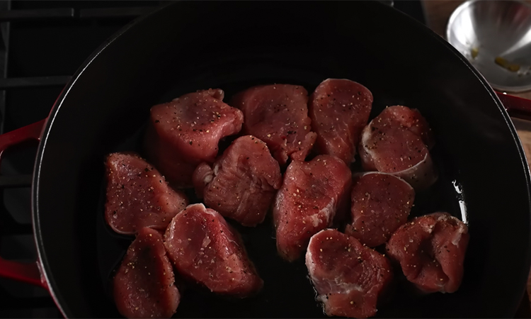 Свиная шейка кусочками на сковороде. Что приготовить из свинины на сковороде кусочками.