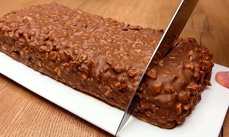 Торт «Сникерс» — десерт, который выглядит так, будто был приобретен в роскошной кондитерской, но на самом деле его можно приготовить за 5 минут без выпечки и желатина