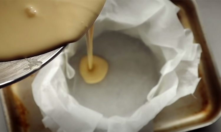 Баскский чизкейк: в отличие от обычного, получается с первого раза. Выливаем основу в бумагу и ставим в духовку