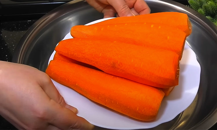 Такая закуска покоряет с первой вилки: заправляем морковь уксусом и горячим маслом