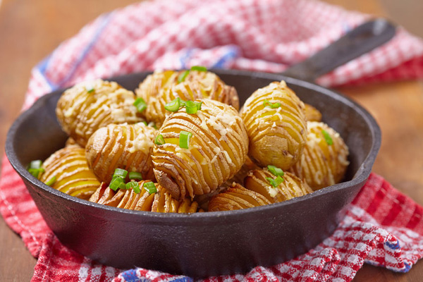 Картофель-гармошка, приготовленный на чугунной сковороде