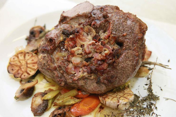 Голень ягненка, фаршированная грудинкой и шампиньонами