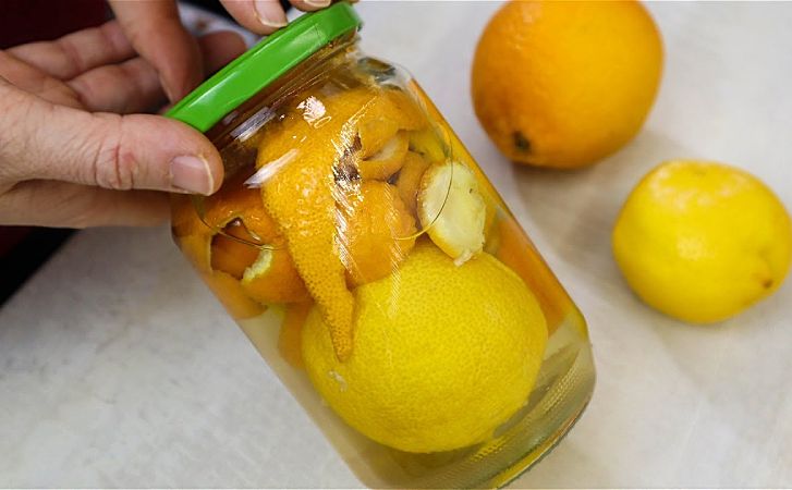 Превращаем остатки от кожуры лимонов в средство для чистки кухни. Нужно всего лишь настоять ее в воде и добавить немного уксуса