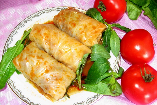 Голубцы блюдо из капустных листьев, которое стоит