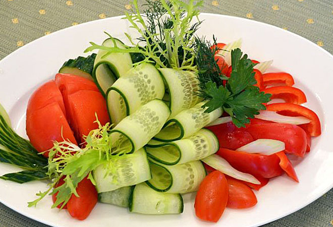 Нарезки огурцов и помидоров на стол. Овощная нарезка. Красивая нарезка овощей на стол. Овощная нарезка красиво на праздничный стол. Красиво разложить овощи на тарелке.