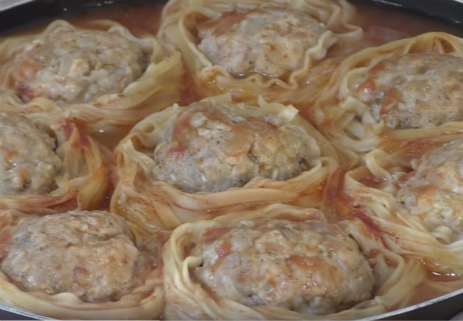 Гнезда из макарон начиняем фаршем и заменяем голубцы