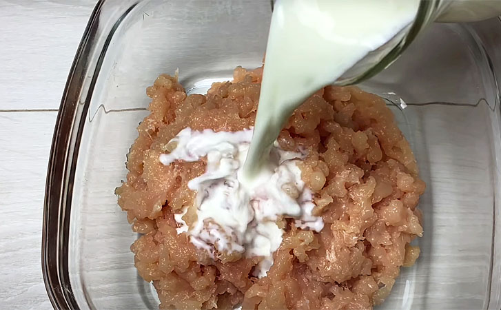 Берем 500 граммов куриной грудки и заливаем молоком. Через 10 минут у ...