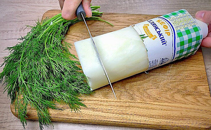 Заморозили пакет кефира, а потом просто отжимаем избыток влаги: на этом ...