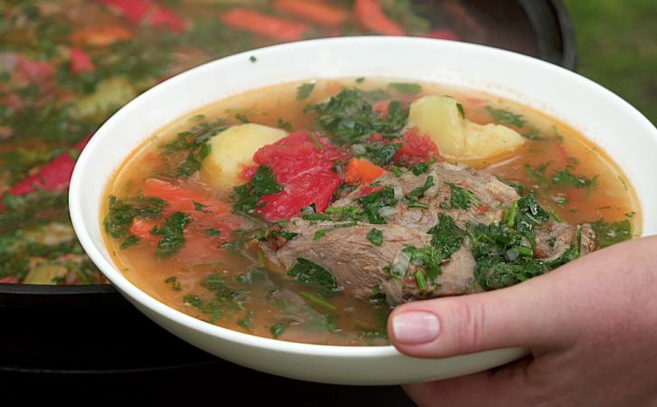 Шурпа в казане на огне: показываем как с первого раза сварить вкуснейший узбекский суп