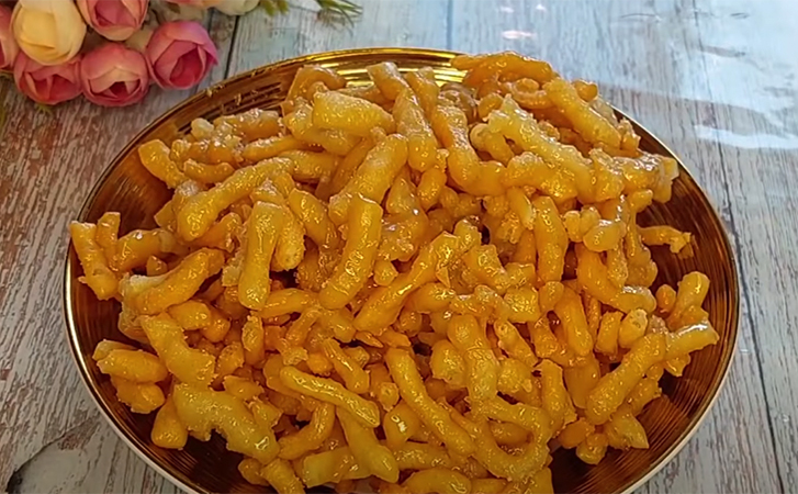 Режем тесто соломкой в кипящее масло и поливаем медом. Через 10 минут у ...