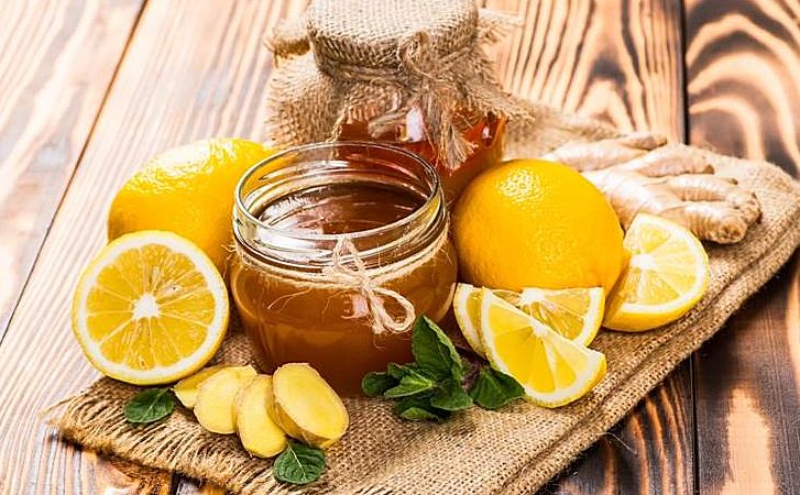 Витаминная заправка к чаю на зиму: смешали имбирь, лимон и мед ...