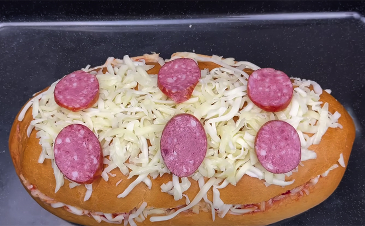 Берем батон и превращаем в закрытую пиццу. Можно есть на закуску ...