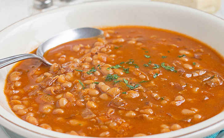 Берем стакан фасоли и добавляем сыр фета. Греческий суп без мяса ...