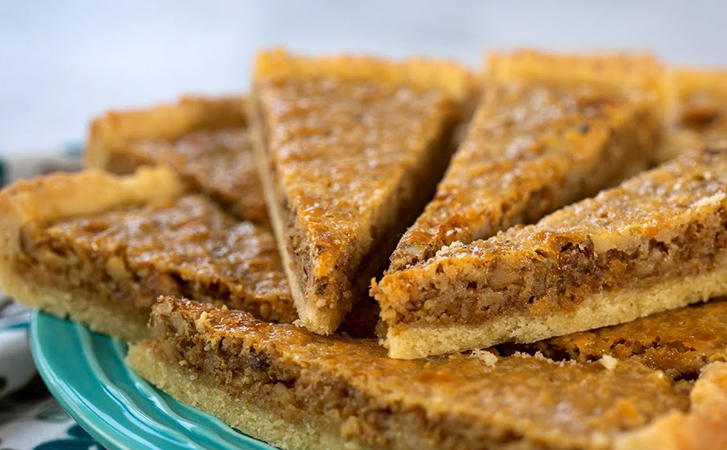 Смешиваем банку сгущенки и горсть орехов. За 30 минут получаем пирог ...