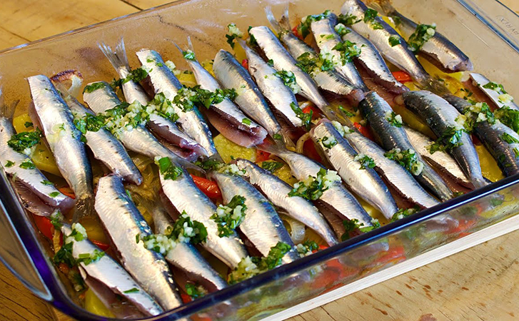 Мелкую рыбешку не жарим, а ставим в духовку. Показываем рецепт на ...