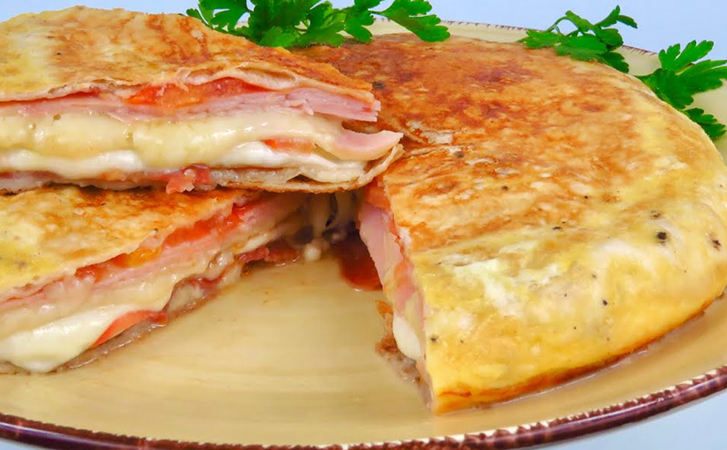 Лаваш с яйцами и помидорами