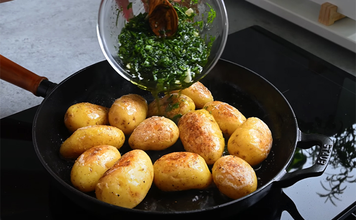 Хрустящий молодой картофель с ароматной заправкой: вкуснее картошки фри ...
