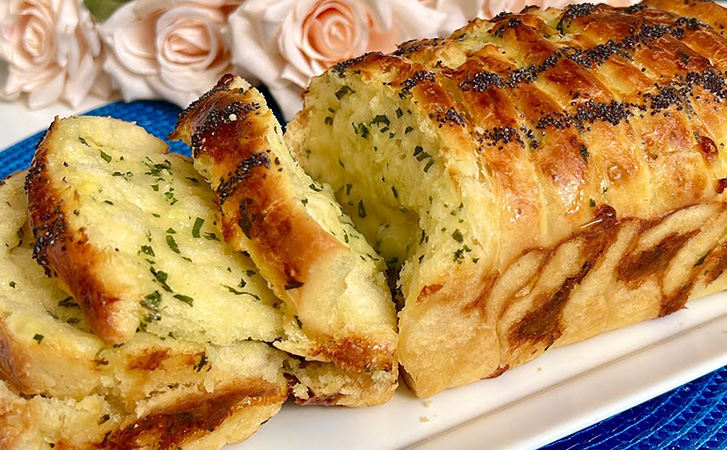 Сырно-чесночный хлеб на замену магазинному: настолько вкусный, что подавать на любой праздник